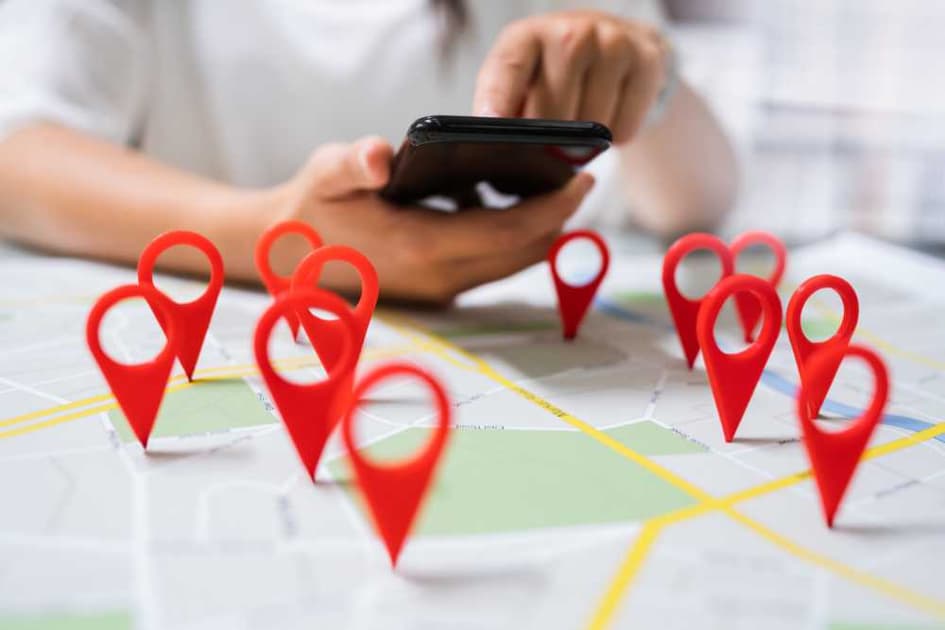 Local map pin search graphic for implementing local strategy
